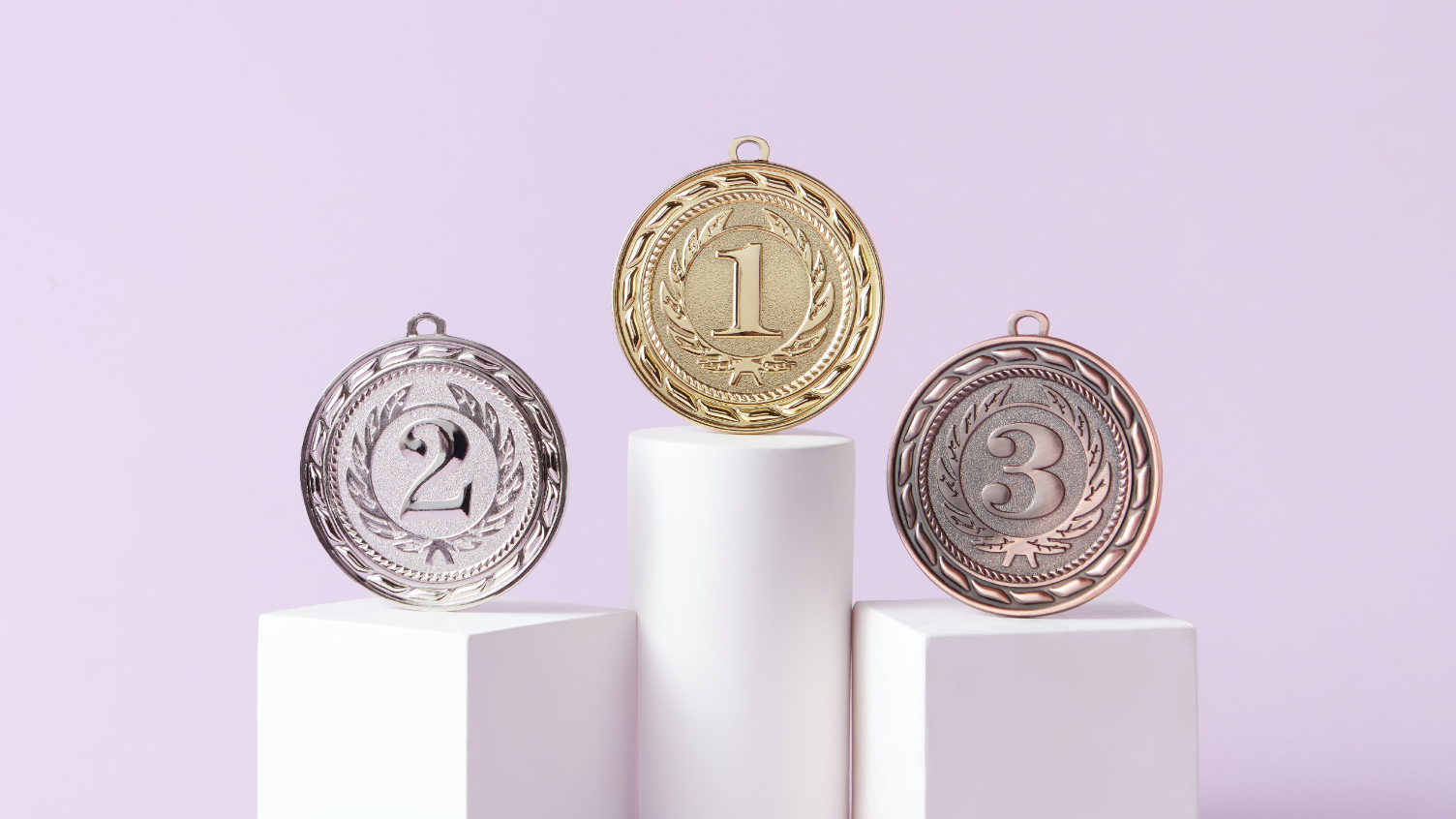 siegertreppchen-mit-gold-silber-bronze-medaillie