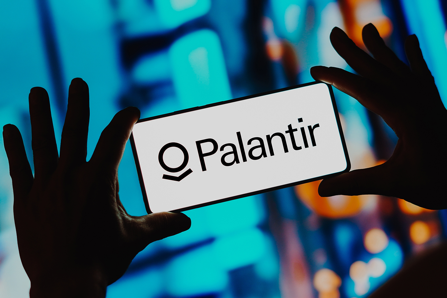 zwei-haende-bildschirm-logo-palantir