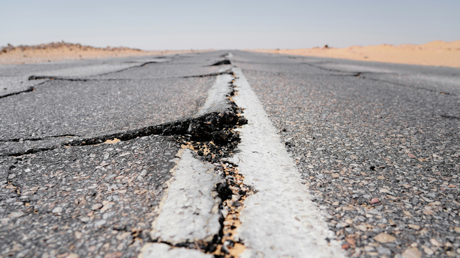 straße-zerruettet-asphalt-gebrochen